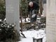 Grabmacher Josef Weiland versucht am Donnerstag auf dem Westfriedhof in M&uuml;nchen mit Hilfe eines Presslufthammers ein Grab auszuheben. Eisige Temperaturen haben die Erde einen halben Meter tief frieren lassen.