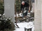 Westfriedhof: Hier heben sie Gräber mit dem Presslufthammer aus