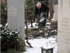 Grabmacher Josef Weiland versucht am Donnerstag auf dem Westfriedhof in M&uuml;nchen mit Hilfe eines Presslufthammers ein Grab auszuheben. Eisige Temperaturen haben die Erde einen halben Meter tief frieren lassen.