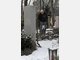 Grabmacher Josef Weiland versucht am Donnerstag auf dem Westfriedhof in M&uuml;nchen mit Hilfe eines Presslufthammers ein Grab auszuheben. Eisige Temperaturen haben die Erde einen halben Meter tief frieren lassen.