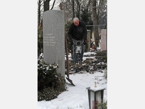 Grabmacher Josef Weiland versucht am Donnerstag auf dem Westfriedhof in M&uuml;nchen mit Hilfe eines Presslufthammers ein Grab auszuheben. Eisige Temperaturen haben die Erde einen halben Meter tief frieren lassen.
