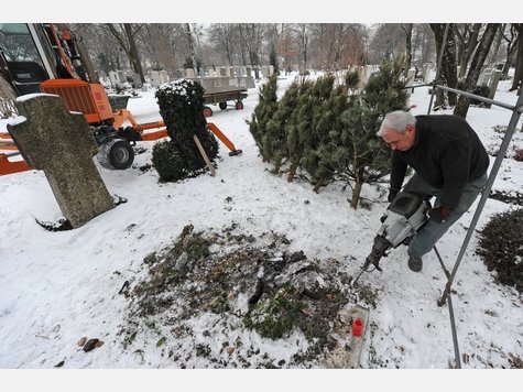 Grabmacher Josef Weiland versucht am Donnerstag auf dem Westfriedhof in M&uuml;nchen mit Hilfe eines Presslufthammers ein Grab auszuheben. Eisige Temperaturen haben die Erde einen halben Meter tief frieren lassen.
