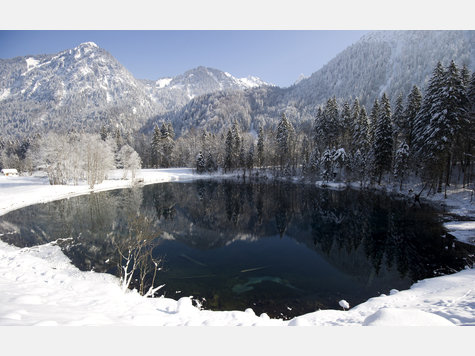 Der Christlessee bei Oberstdorf mit seinen spektakul&auml;ren Blau-T&ouml;nen ist im Sommer extrem kalt, viel zu kalt zum Baden. Im Winter ist er im Gegensatz zu seiner Umgebung aber relativ warm. Seinen Namen hat der Christlessee von einem jungen Mann namens Christian, dessen Familie in der Mitte des 18. Jahrhunderts hier lebte.