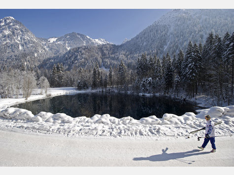 Der Christlessee bei Oberstdorf mit seinen spektakul&auml;ren Blau-T&ouml;nen ist im Sommer extrem kalt, viel zu kalt zum Baden. Im Winter ist er im Gegensatz zu seiner Umgebung aber relativ warm. Seinen Namen hat der Christlessee von einem jungen Mann namens Christian, dessen Familie in der Mitte des 18. Jahrhunderts hier lebte.