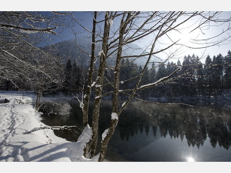 Der Christlessee bei Oberstdorf mit seinen spektakul&auml;ren Blau-T&ouml;nen ist im Sommer extrem kalt, viel zu kalt zum Baden. Im Winter ist er im Gegensatz zu seiner Umgebung aber relativ warm. Seinen Namen hat der Christlessee von einem jungen Mann namens Christian, dessen Familie in der Mitte des 18. Jahrhunderts hier lebte.