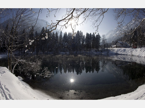 Der Christlessee bei Oberstdorf mit seinen spektakul&auml;ren Blau-T&ouml;nen ist im Sommer extrem kalt, viel zu kalt zum Baden. Im Winter ist er im Gegensatz zu seiner Umgebung aber relativ warm. Seinen Namen hat der Christlessee von einem jungen Mann namens Christian, dessen Familie in der Mitte des 18. Jahrhunderts hier lebte.