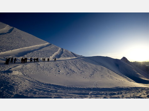 Ein Igludorf auf dem 1932 Meter hohen H&ouml;fatsblick unterhalb des Nebelhorns bei Oberstdorf beherbergt in den Wintermonaten bis zu 30 G&auml;ste, die mit zahlreichen Decken und warmen Schlafs&auml;cken die Nacht verbringen.