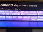 Liebesgruß auf Bahn-Anzeigetafel