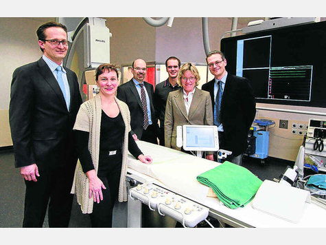 Präsentierten das Herzkatheterlabor am Klinikum (v.l.): Dr. Florian Krötz (Leitung), Petra Wichert (Schwester), Geschäftsführer Dr. Thomas Weiler, Tobias Keil (Pfleger), Karla John (Leitung Schwestern) und Dr. Markus Beer. Foto: jaksch Präsentierten das Herzkatheterlabor am Klinikum (v.l.): Dr. Florian Krötz (Leitung), Petra Wichert (Schwester), Geschäftsführer Dr. Thomas Weiler, Tobias Keil (Pfleger), Karla John (Leitung Schwestern) und Dr. Markus Beer. Foto: jaksch
