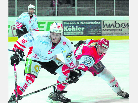 M&auml;chtig strecken m&uuml;ssen sich Thomas Zeck (rechts) und seine Verteidiger-Kollegen. Gegen Regensburg (Bild) setzte sich der ECP erst in der Verl&auml;ngerung mit 2:1 durch. foto: df