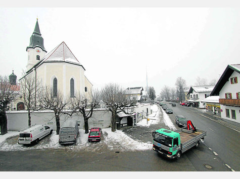 Im Zuge der Gasthof-Sanierung soll auch der Marienplatz im Herzen Aufkuirchens neu gestaltet werden. Foto: Jaksch