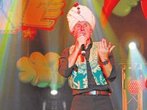 Griechenland an der Gurgel: Tourneeauftakt der EAV in Mühldorf - Kritik
