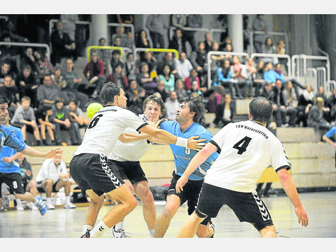 Vaterstetten (v.l.) Martin Kuhn, Tobias Frey und Stefan Drah) will es der HSG (Max Haberthaler) schwer machen. Foto: sro Vaterstetten (v.l.) Martin Kuhn, Tobias Frey und Stefan Drah) will es der HSG (Max Haberthaler) schwer machen. Foto: sro