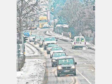 Verkehr durch Kirchseeon – auf der B 304. Foto: sro Verkehr durch Kirchseeon – auf der B 304. Foto: sro