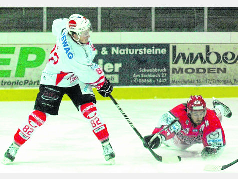 Voller Einsatz: Der EC Peiting ließ gegen den EV Regensburg nach einer 5:0-Führung nichts anbrennen. foto: df Voller Einsatz: Der EC Peiting ließ gegen den EV Regensburg nach einer 5:0-Führung nichts anbrennen. foto: df