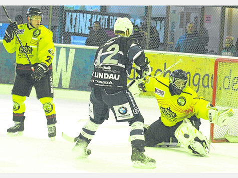Hat den Puck: Torsteher Max Bergmann klärt vor Andreas Pufal. Links Matthias Brahmer. df Hat den Puck: Torsteher Max Bergmann klärt vor Andreas Pufal. Links Matthias Brahmer. df