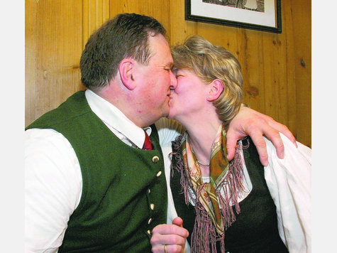 Ein Busserl schenken sich Landrat Josef Niedermaier und seine Frau Andrea nicht nur zum Valentinstag. Das Foto entstand am Abend seiner Wahl zum Landrat. Foto: archiv Ein Busserl schenken sich Landrat Josef Niedermaier und seine Frau Andrea nicht nur zum Valentinstag. Das Foto entstand am Abend seiner Wahl zum Landrat. Foto: archiv