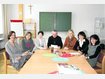 Ein Netzwerk schaffen wollen (v. l.) Stefanie R&ouml;mer (Vhs-Lehrkraft), Christine Oehlmann (Vhs-Fachbereich &bdquo;Sprachen&ldquo;), Christine Simeth (Vhs-Leiterin), Ferdinand Winterst&ouml;tter (Kinder in Not), Kerstin Watzke (Vhs-Lehrkraft), Gisela Bobbert (Schulleiterin) und Rosmarie Bauer-Kaposztas (Klassenleiterin). Foto: Fischer