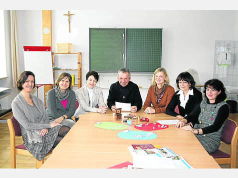 Ein Netzwerk schaffen wollen (v. l.) Stefanie R&ouml;mer (Vhs-Lehrkraft), Christine Oehlmann (Vhs-Fachbereich &bdquo;Sprachen&ldquo;), Christine Simeth (Vhs-Leiterin), Ferdinand Winterst&ouml;tter (Kinder in Not), Kerstin Watzke (Vhs-Lehrkraft), Gisela Bobbert (Schulleiterin) und Rosmarie Bauer-Kaposztas (Klassenleiterin). Foto: Fischer