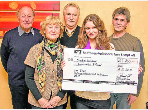 Freude &uuml;ber die Unterst&uuml;tzung: Anton Reich, Anneliese Liebhardt und Reiner Foh bei der &Uuml;bergabe des symbolischen Schecks an Franziska Friedl und Bernhard Horak. Foto: Huber