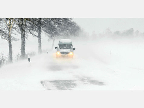 Fast nichts zu sehen war wegen der starken Schneeverwehungen wie hier zwischen Oderding und Pei&szlig;enberg im morgendlichen Berufsverkehr. Foto: gro