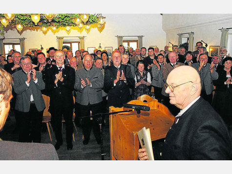 Bewegender Moment: Nach seiner Abschiedsrede am 21. April 2008 auf Gut Kaltenbrunn gab es für den aus dem Amt scheidenden Landrat Norbert Kerkel stehenden Beifall von den Kreisräten. Knapp zwei Monate später erlag Kerkel seiner schweren Krebserkrankung. Foto: Archiv Andras Leder Bewegender Moment: Nach seiner Abschiedsrede am 21. April 2008 auf Gut Kaltenbrunn gab es für den aus dem Amt scheidenden Landrat Norbert Kerkel stehenden Beifall von den Kreisräten. Knapp zwei Monate später erlag Kerkel seiner schweren Krebserkrankung. Foto: Archiv Andras Leder