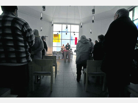 Beten und Geben: Nach dem gemeinsamen Gottesdienst (Foto oben) verteilen die Mitglieder des Kuratoriums von &bdquo;Poinger helfen Poingern&ldquo;, gemeinsam mit den ehrenamtlichen Tafel-Helfern Lebensmittel an Bed&uuml;rftige. foto: dziemballa