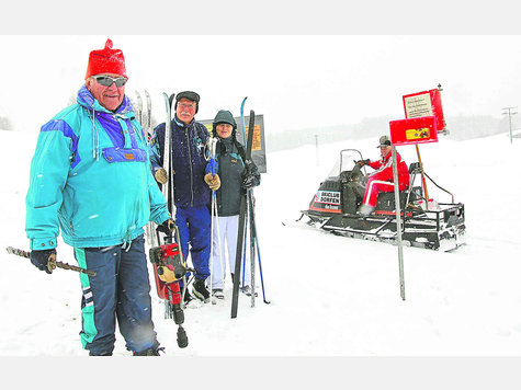 Immer voll im Einsatz, wenn es schneit: Die beiden Sportwarte des Skiclubs Dorfen, Toni Brenninger (l.) und Hans Decker (r.), haben eine erste Loipenspur präpariert – für leidenschaftliche Langläufer wie den Dorfener Ernst Rauschendorfer (2. v. l.) und seine Begleiterin. foto: berger Immer voll im Einsatz, wenn es schneit: Die beiden Sportwarte des Skiclubs Dorfen, Toni Brenninger (l.) und Hans Decker (r.), haben eine erste Loipenspur präpariert – für leidenschaftliche Langläufer wie den Dorfener Ernst Rauschendorfer (2. v. l.) und seine Begleiterin. foto: berger