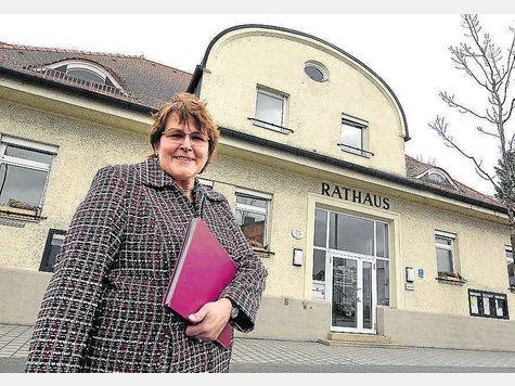 Das Neurieder Rathaus, Amtssitz von Bürgermeisterin Ilse Weiß: Die einstige Schule ist für die Gemeindeverwaltung inzwischen viel zu klein. F.:js Das Neurieder Rathaus, Amtssitz von Bürgermeisterin Ilse Weiß: Die einstige Schule ist für die Gemeindeverwaltung inzwischen viel zu klein. F.:js