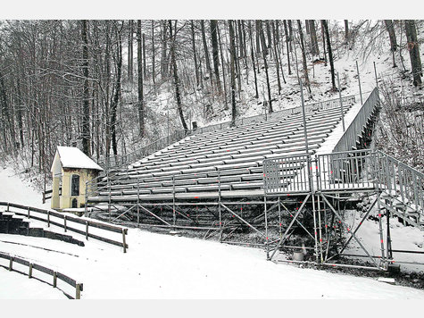 Die Bergwaldbühne „ist nicht zum Sterben verurteilt“, freut sich der Kulturreferent des Wolfratshauser Stadtrates, Wiggerl Gollwitzer. Doch die Aluminium-Tribüne hat ausgedient. Foto: Sabine Hermsdorf Die Bergwaldbühne „ist nicht zum Sterben verurteilt“, freut sich der Kulturreferent des Wolfratshauser Stadtrates, Wiggerl Gollwitzer. Doch die Aluminium-Tribüne hat ausgedient. Foto: Sabine Hermsdorf