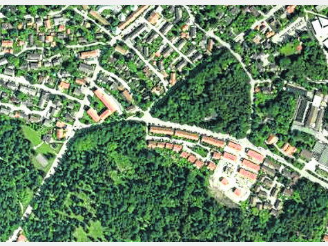 Geschosswohnungsbau an der Jeschkenstra&szlig;e: In dem Waldst&uuml;ck &ouml;stlich der Richard-Wagner-Stra&szlig;e (li.) und westlich der Reihenh&auml;user am Arberweg (re.) sollen &uuml;ber 70 Wohnungen entstehen. Foto: red