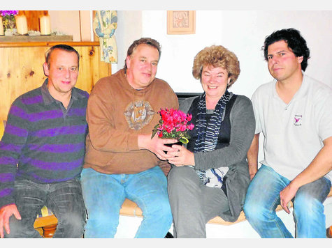 Rote Rosen für die Heimkehrerin: Bei den Neuwahlen wurde Christoph Bühring-Uhle (2.v.li.) im Amt bestätigt. Heinz Schreiner (li.) verwaltet die Kasse. Helen Duckworth-Queckbörner, die nach zwei Jahren aus Malaysia zurückgekehrt ist, wurde zur Revisorin gewählt, Wolfgang Baume zum stellvertretenden Vorsitzenden. Foto: red Rote Rosen für die Heimkehrerin: Bei den Neuwahlen wurde Christoph Bühring-Uhle (2.v.li.) im Amt bestätigt. Heinz Schreiner (li.) verwaltet die Kasse. Helen Duckworth-Queckbörner, die nach zwei Jahren aus Malaysia zurückgekehrt ist, wurde zur Revisorin gewählt, Wolfgang Baume zum stellvertretenden Vorsitzenden. Foto: red