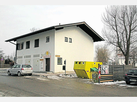 Wo die Container stehen, soll der Anbau hin. Stadtrat Alfred Fraas h&auml;lt den Beschluss dazu f&uuml;r falsch. Foto: archiv