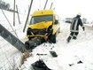 Ausgerechnet einen Starkstrommasten suchte sich der Kleintransporter f&uuml;r seine Rutschpartie aus. foto: feind