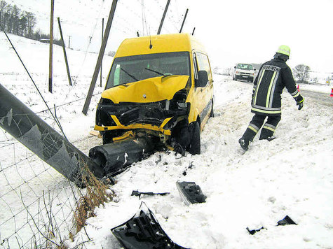 Ausgerechnet einen Starkstrommasten suchte sich der Kleintransporter für seine Rutschpartie aus. foto: feind Ausgerechnet einen Starkstrommasten suchte sich der Kleintransporter für seine Rutschpartie aus. foto: feind