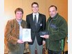 Ehrung: Wasserwachtsvorsitzender Markus Schmolz (M.) zeichnete Ulli von Plessen (l.) f&uuml;r 30 Jahre Mitgliedschaft und Werner Sch&uuml;tz f&uuml;r die Zusammenarbeit und Hilfe beim Ausbau der neuen Wasserrettungsstation aus. Foto: fkn