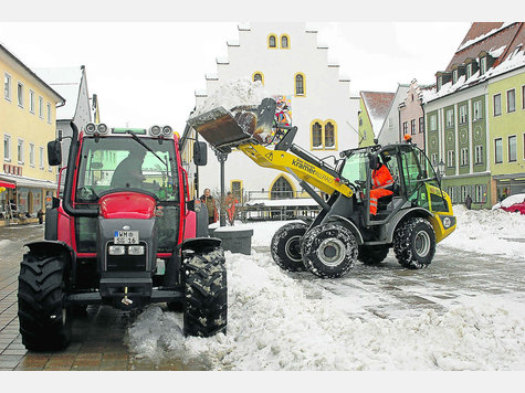 Zusatzarbeit: Am gestrigen Donnerstag räumte der Bauhof mit großem Personal- und Geräteaufwand den Marienplatz vom Schnee frei, damit heute der Wochenmarkt problemlos über die Bühne gehen kann. Im Hintergrund ist schon die Bühne für das Faschingstreiben am Sonntag vor dem Ballenhaus aufgebaut. Foto: Schröder Zusatzarbeit: Am gestrigen Donnerstag räumte der Bauhof mit großem Personal- und Geräteaufwand den Marienplatz vom Schnee frei, damit heute der Wochenmarkt problemlos über die Bühne gehen kann. Im Hintergrund ist schon die Bühne für das Faschingstreiben am Sonntag vor dem Ballenhaus aufgebaut. Foto: Schröder