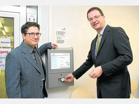 Es funktioniert: OB Andreas Haas und Amtsleiter Jochen Franz führen das neues Publikums-Leitsystem im Einwohnermeldeamt vor. foto: greif Es funktioniert: OB Andreas Haas und Amtsleiter Jochen Franz führen das neues Publikums-Leitsystem im Einwohnermeldeamt vor. foto: greif