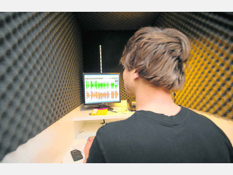 Ein professionelles Studio haben sich die Schüler im Keller des Gymnasiums eingerichtet. foto: robert brouczek Ein professionelles Studio haben sich die Schüler im Keller des Gymnasiums eingerichtet. foto: robert brouczek