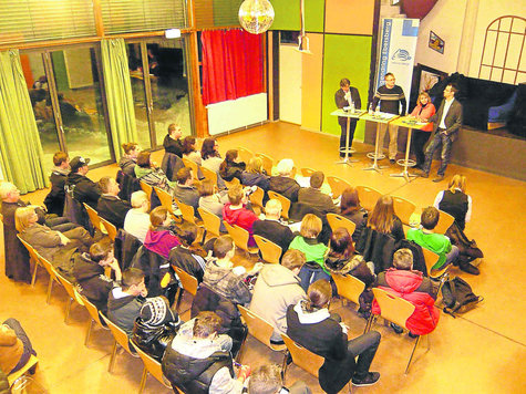 Wenig los: Fast keine Jugendlichen im Saal, daf&uuml;r rechts oben die B&uuml;rgermeisterkandidaten Albert Hingerl, Carmen Berntheisel und Michael Frank (v.li.) mit Moderator Daniel Grasser (2.v.li.) vom Kreisjugendring. foto: rm