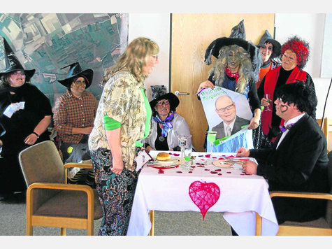 Keine Lust auf ein Essen mit dem Bürgermeister: Oberhexe Angelika mit dem fein herausgeputzten Harald Mundl. nef Keine Lust auf ein Essen mit dem Bürgermeister: Oberhexe Angelika mit dem fein herausgeputzten Harald Mundl. nef