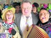Trotz vieler Vorw&uuml;rfe feierte der B&uuml;rgermeister ausgelassen mit den Hexen. foto: ost