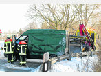 Kleintransporter geschleudert und umgekippt