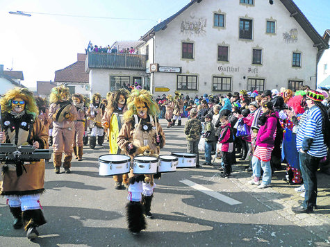 Bunt und farbenfroh ist der Faschingszug in Schwabsoien ohnehin. In diesem Jahr erh&auml;lt der beliebte Gaudiwurm noch mehr R&uuml;ckenwind durch die &bdquo;Radio Oberland&ldquo;-Beteiligung. Foto: wk/Archiv