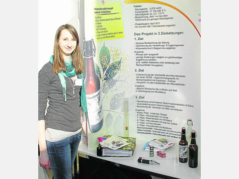 Preis f&uuml;r chemische Erkenntnisse und den sch&ouml;nsten Stand: Patricia Skowronek gewann bei &bdquo;Jugend forscht&ldquo;. Foto: fkn