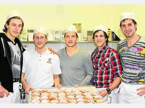 Fußballer mit Schmalz: Michael Hefele, Juniorchef Tobias Götz, Michael Stegmayer, Stephan Thee und Stefan Riederer. f: kn Fußballer mit Schmalz: Michael Hefele, Juniorchef Tobias Götz, Michael Stegmayer, Stephan Thee und Stefan Riederer. f: kn