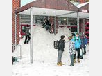 Zeugnistag: Schüler schaufeln Schule zu