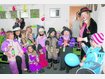 Im Rathaus f&uuml;hrten die Kindergartenkinder B&uuml;rgermeisterin Margit Horner-Spindler (links mit Hut) Zaubertricks vor. Foto: ms