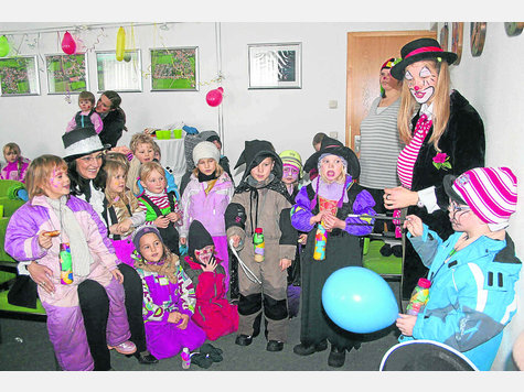 Im Rathaus führten die Kindergartenkinder Bürgermeisterin Margit Horner-Spindler (links mit Hut) Zaubertricks vor. Foto: ms Im Rathaus führten die Kindergartenkinder Bürgermeisterin Margit Horner-Spindler (links mit Hut) Zaubertricks vor. Foto: ms