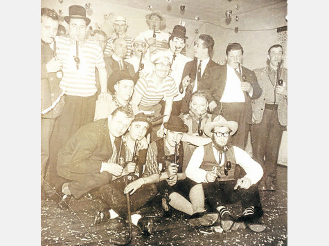 In der Anfangszeit machte der Pfeifenclub seinem Namen alle Ehre. Heute steckt im Namen noch „Wanderfreunde und Stockschützen“, und so lebt sich's auch viel gesünder. Foto: Archiv In der Anfangszeit machte der Pfeifenclub seinem Namen alle Ehre. Heute steckt im Namen noch „Wanderfreunde und Stockschützen“, und so lebt sich's auch viel gesünder. Foto: Archiv